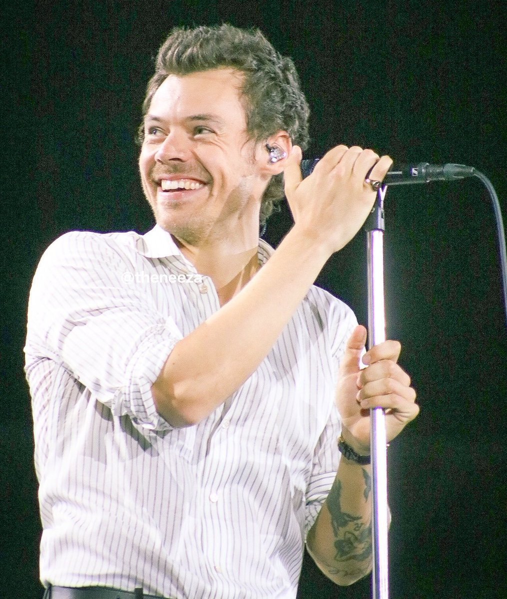 WhyLarryIsReal's tweet photo. he's so pretty he makes me want to cry https://t.co/Pr7qlGex5V
