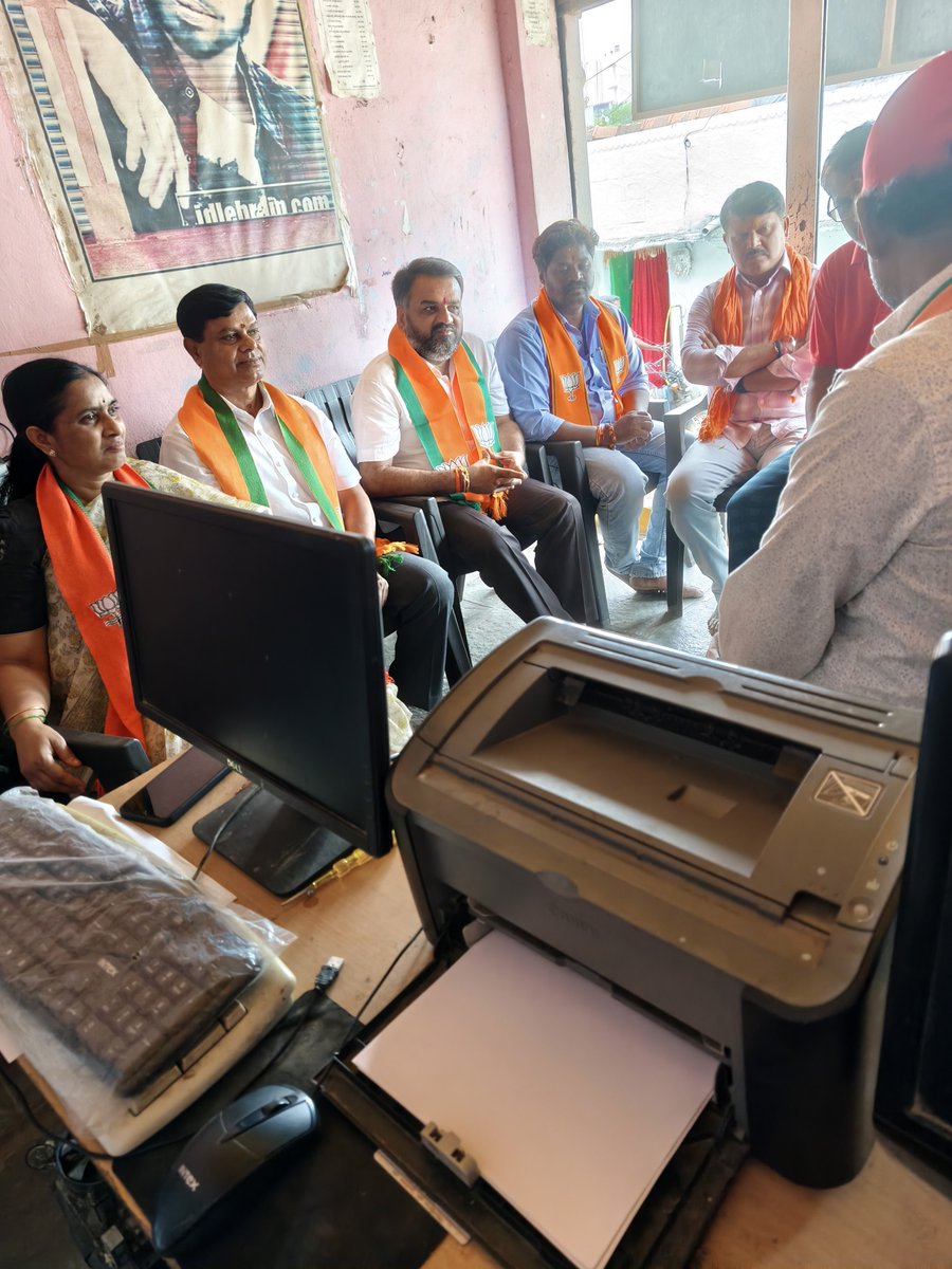 BjpJayanth's tweet photo. ఈ రోజు పరకాల పట్టణంలోని 42 43, పోలింగ్ బూత్ లో గౌరవ ప్రధానమంత్రి నరేంద్ర మోడీ గారి  మన్ కి బాత్ 136వ ఎడిషన్ నీ బూత్ కమిటీ సభ్యులతో వీక్షించడం జరిగింది ఈ కార్యక్రమంలో నాతో పాటు పరకాల బిజెపి నాయకులు పాల్గొన్నారు 

#maan_ki_Baat https://t.co/qRzuIFqbga