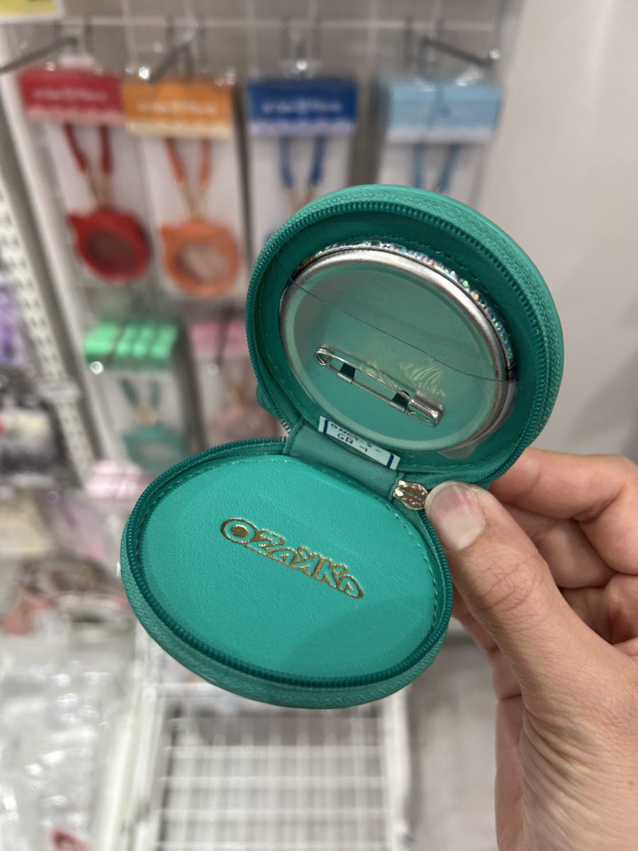 jeken_ikebukuro's tweet photo. ＼ #推し活グッズ専門店 ／
おすすめ推し活グッズ♡
︶︶︶V︶︶︶︶︶︶︶︶
OZaKKa （@OZaKKa_tokyo ）
ねこみみ缶バッジケース
くまみみ缶バッジケース

お気に入りの缶バッジを保護しながら
可愛く持ち運べる
「ねこみみ」と｢くまみみ｣つきの
缶バッジケースです✨️

現在の店舗在庫はお写真1枚目になります❣️

▶ ︎オンラインストアでも販売中🛒
🐱
https://t.co/mn7QxrWePI
🐻
https://t.co/t3Gf889U4B

 #ジェイホビ研究所