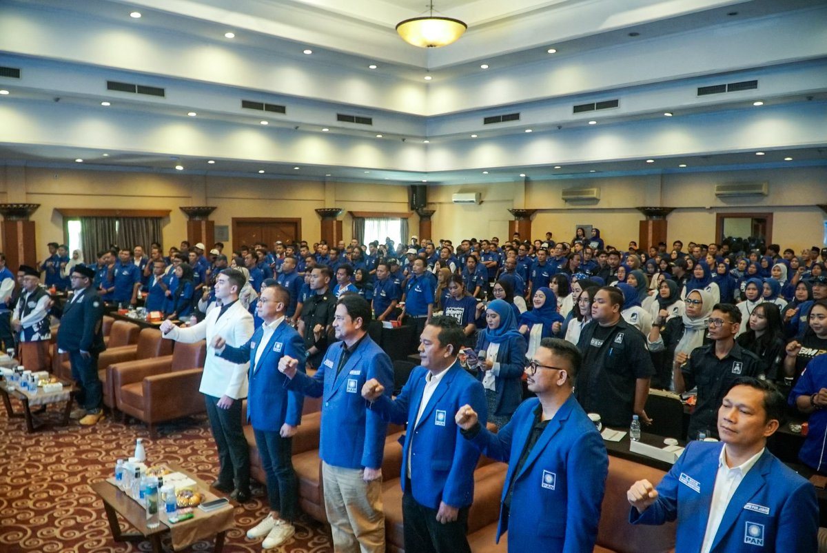 BramastaVerrell's tweet photo. Selalu ada makna di balik setiap langkah perjuangan. Bagi saya, relawan bukan hanya bagian dari sebuah organisasi, tetapi mereka yang memilih hadir dengan ketulusan, menjaga kepercayaan, dan menjadi jembatan antara harapan masyarakat dengan kerja nyata. https://t.co/ZZEX0aZCQt