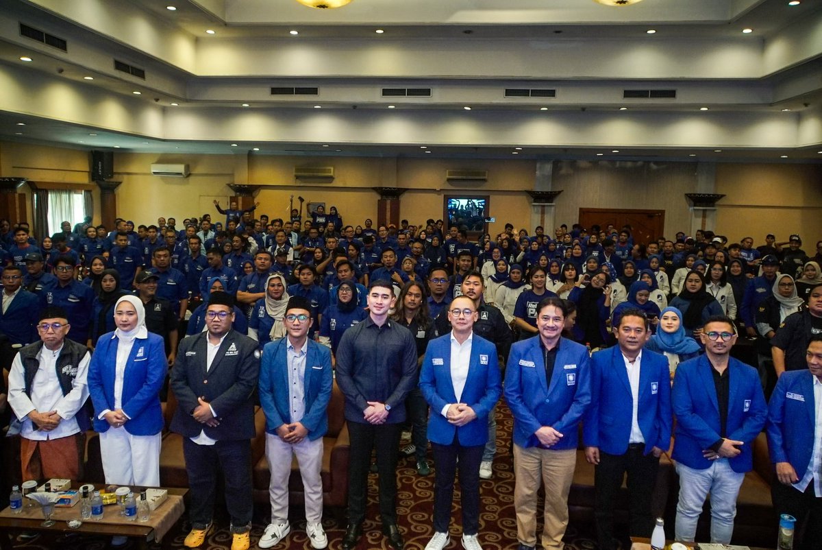 BramastaVerrell's tweet photo. Selalu ada makna di balik setiap langkah perjuangan. Bagi saya, relawan bukan hanya bagian dari sebuah organisasi, tetapi mereka yang memilih hadir dengan ketulusan, menjaga kepercayaan, dan menjadi jembatan antara harapan masyarakat dengan kerja nyata. https://t.co/ZZEX0aZCQt