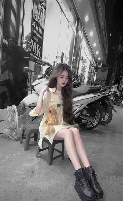 RoniiTa09's tweet photo. City vibes in soft yellow and bold boots
pqi https://t.co/6VF7fOmJnd