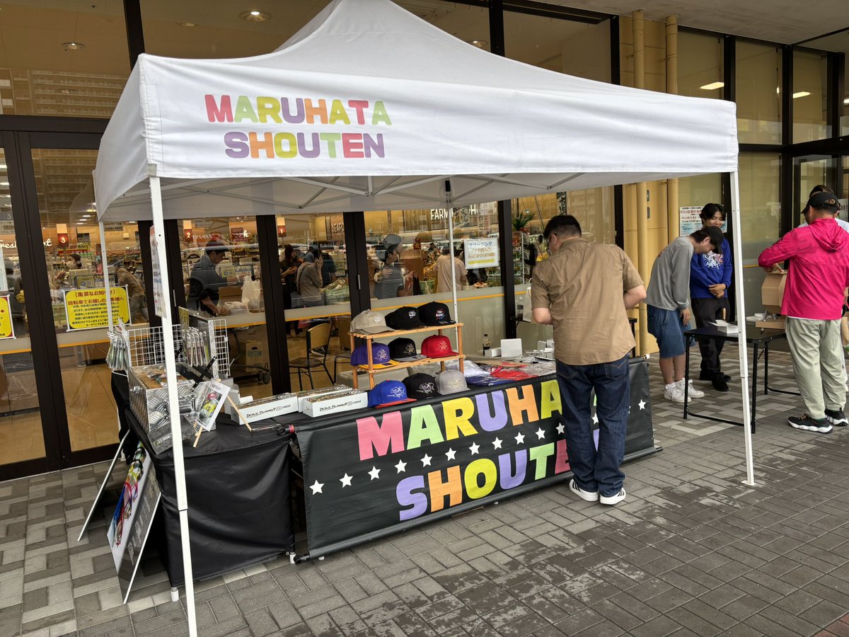 boon_8810's tweet photo. 秦さん！仙台来てくれてありがとうございます😭
売り切れで買えなかったクロザクラも買えたし、サインもしていただいて幸せです🥰

#秦拓馬 
#MARUHATA商店
#FISHMAGNET
#TYGAN https://t.co/VAG8A4PRow