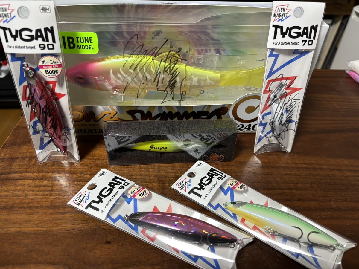 boon_8810's tweet photo. 秦さん！仙台来てくれてありがとうございます😭
売り切れで買えなかったクロザクラも買えたし、サインもしていただいて幸せです🥰

#秦拓馬 
#MARUHATA商店
#FISHMAGNET
#TYGAN https://t.co/VAG8A4PRow