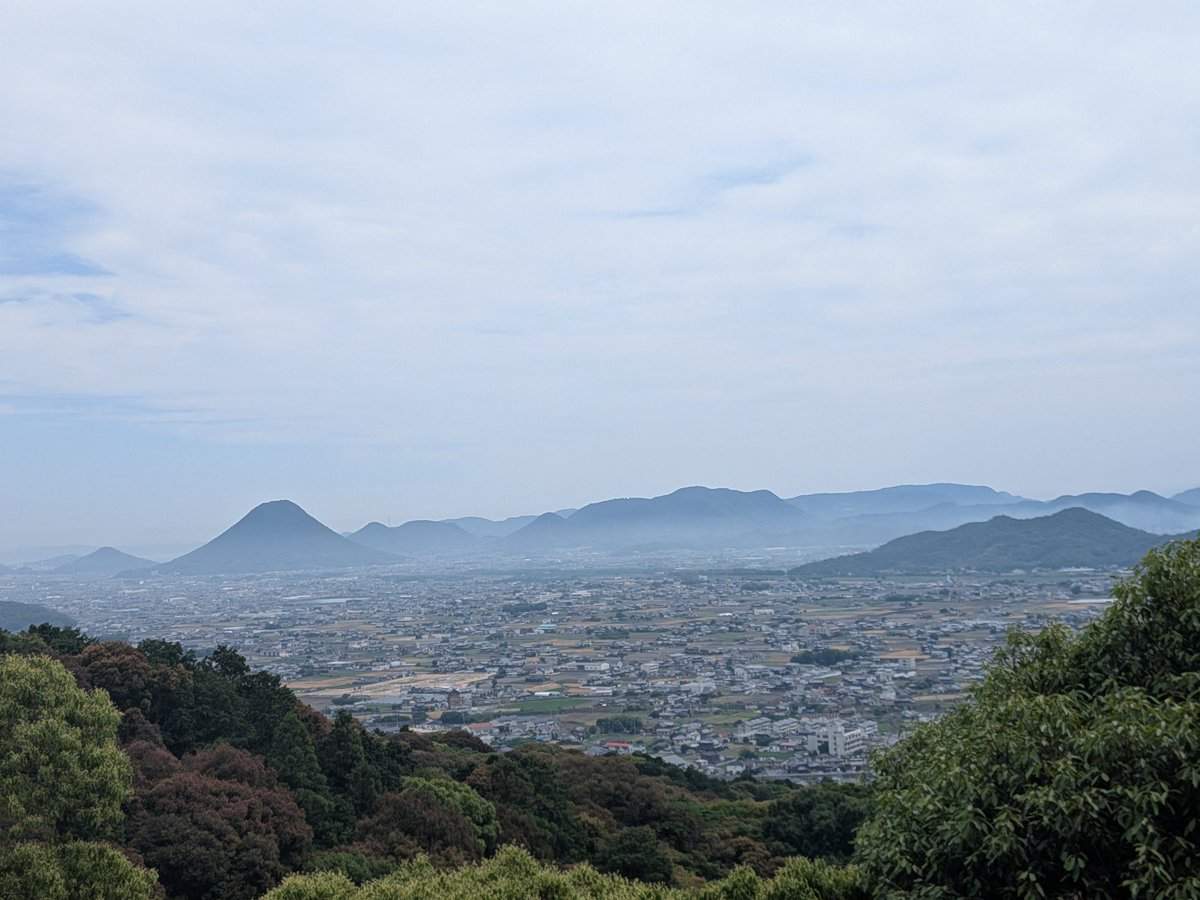 best_sleepest's tweet photo. 金毘羅参りをしてきました。何度来ても素晴らしい参道で、今回も奥社まで1368段をしっかり登りきりました。「幸福の黄色いお守り」と「天狗御守」を入手し、讃岐うどんを食べ、灸まんをお土産に買って、無事帰宅。 https://t.co/JYG1nPifBR