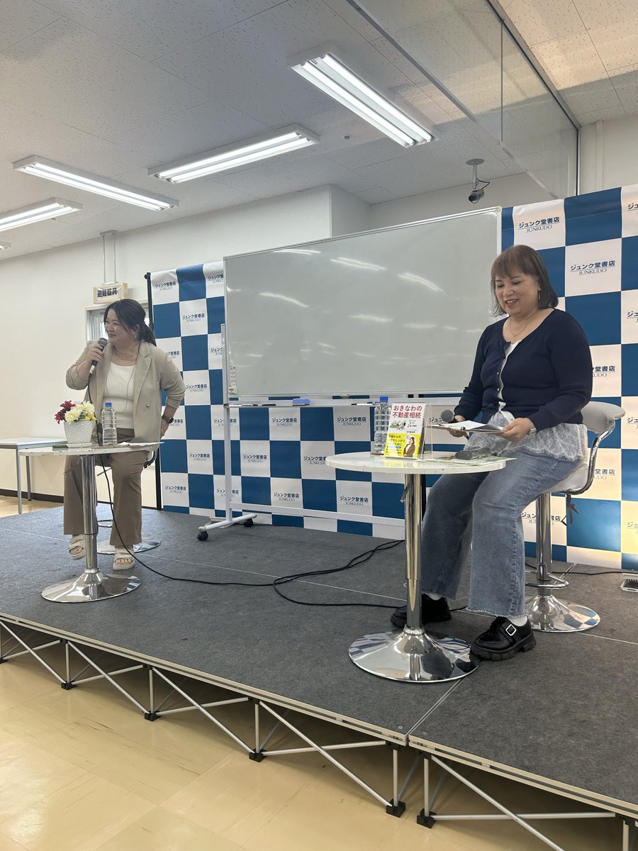 guriko79's tweet photo. 友利真由美「おきなわの不動産相続」刊行記念トークイベント中です、皆さん、メモをとりながら真剣に聞き入ってます
無料でお話聞くチャンス、間に合う方ぜひーお越しください https://t.co/QWvSbKwIAp
