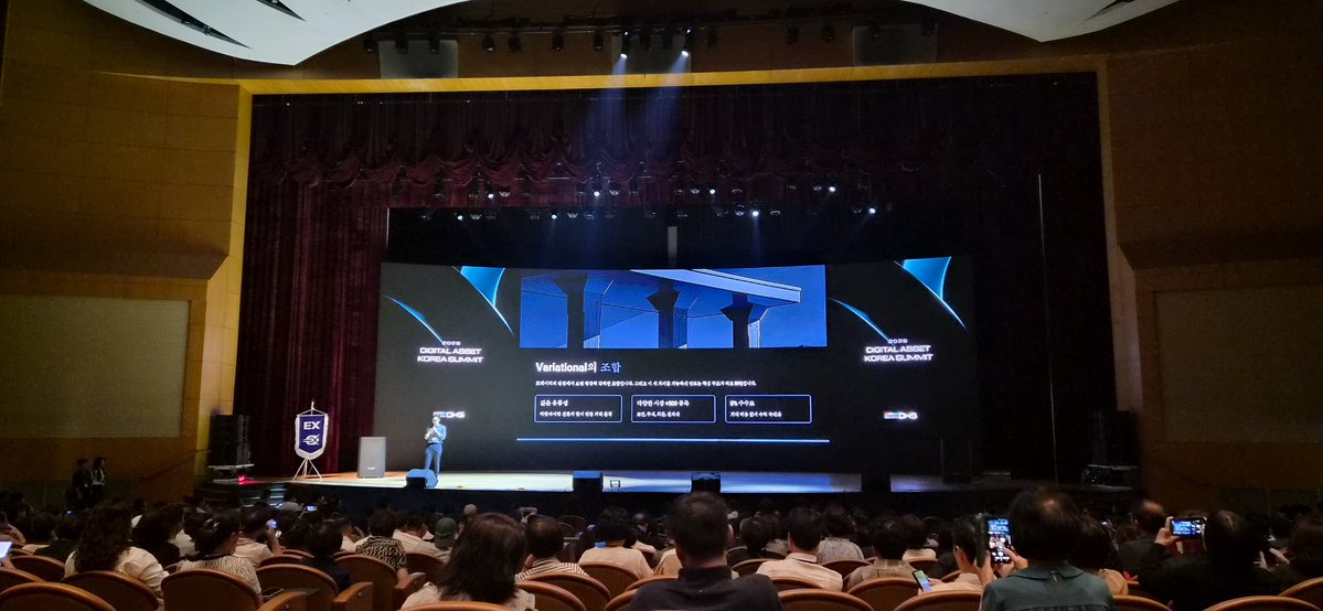 lmslms1004_'s tweet photo. 2026 Digital Asset Korea Summit 후기
@BullbitDEXHQ  @DCENTWALLETS  @Toobit_official 
@DigitalAssetKS  @variational_io 
 
2026Digital Asset Korea Summit에 
다녀왔습니다.

이번 행사는 단순히 프로젝트를 소개하는 
컨퍼런스가 아니라, 디지털 자산 시장이 어디를 향해 가고 
있는지 확인할 수 있었던 자리였습니다. 
코엑스 오디토리움에서 진행된 이번 행사에는 1,500명 
이상의 트레이더, 개발자, 투자자, 정책 및 법률 관계자들이 
모여 시장의 현재와 미래를 함께 이야기했습니다.

가장 인상 깊었던 부분은 예전처럼 "어떤 코인이 오를까?"
에만 집중하는 분위기가 아니라는 점입니다.

이제 시장의 중심은

➡️디지털 자산 제도화
➡️RWA(실물자산 토큰화)
➡️스테이블코인
➡️기관투자자의 시장 참여
➡️AI와 블록체인의 결합

처럼 실제 산업과 연결되는 주제로 빠르게 이동하고 
있다는 것을 느낄 수 있었습니다. 
특히 국내 규제 방향과 디지털자산기본법, 글로벌 시장 
변화에 대한 세션은 앞으로 투자 방향을 고민하는 
사람이라면 한 번쯤 들어볼 만한 내용이었습니다.

행사장 곳곳의 프로젝트 부스도 인상적이었습니다. 
단순히 홍보물을 나눠주는 수준이 아니라 실제 서비스를 
체험하고 팀과 직접 이야기를 나눌 수 있어 온라인에서는 
얻기 어려운 정보를 많이 얻을 수 있었습니다.

최근 시장은 빠르게 변하고 있습니다. 
정보가 넘쳐나는 시대일수록 검증된 정보와 직접적인 
네트워킹의 중요성이 더욱 커지고 있다는 것도 
다시 한번 느꼈습니다.

짧은 하루였지만 단순한 행사 참석이 아니라 앞으로의 
시장 흐름을 다시 정리해볼 수 있었던 의미 있는 
시간이었습니다.

내년에도 개최된다면 다시 참가하고 싶은 행사였습니다.
