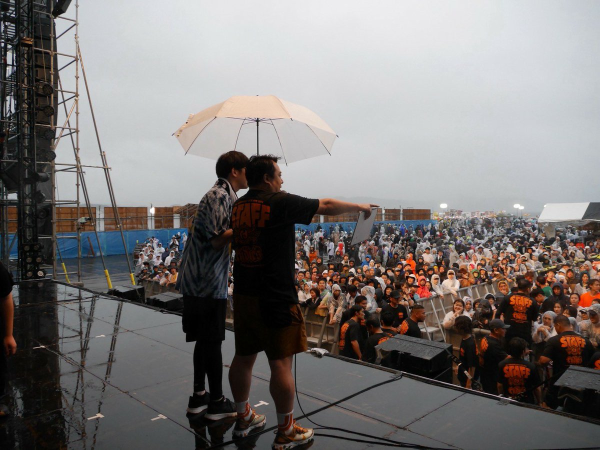 5E_J1_M0's tweet photo. 男鹿フェスの二日目MCやってきました！
雨の中でもお客さんのパワーすごかった
写真は窓口アヤコ
#ONRF https://t.co/FSdJsYWfeV