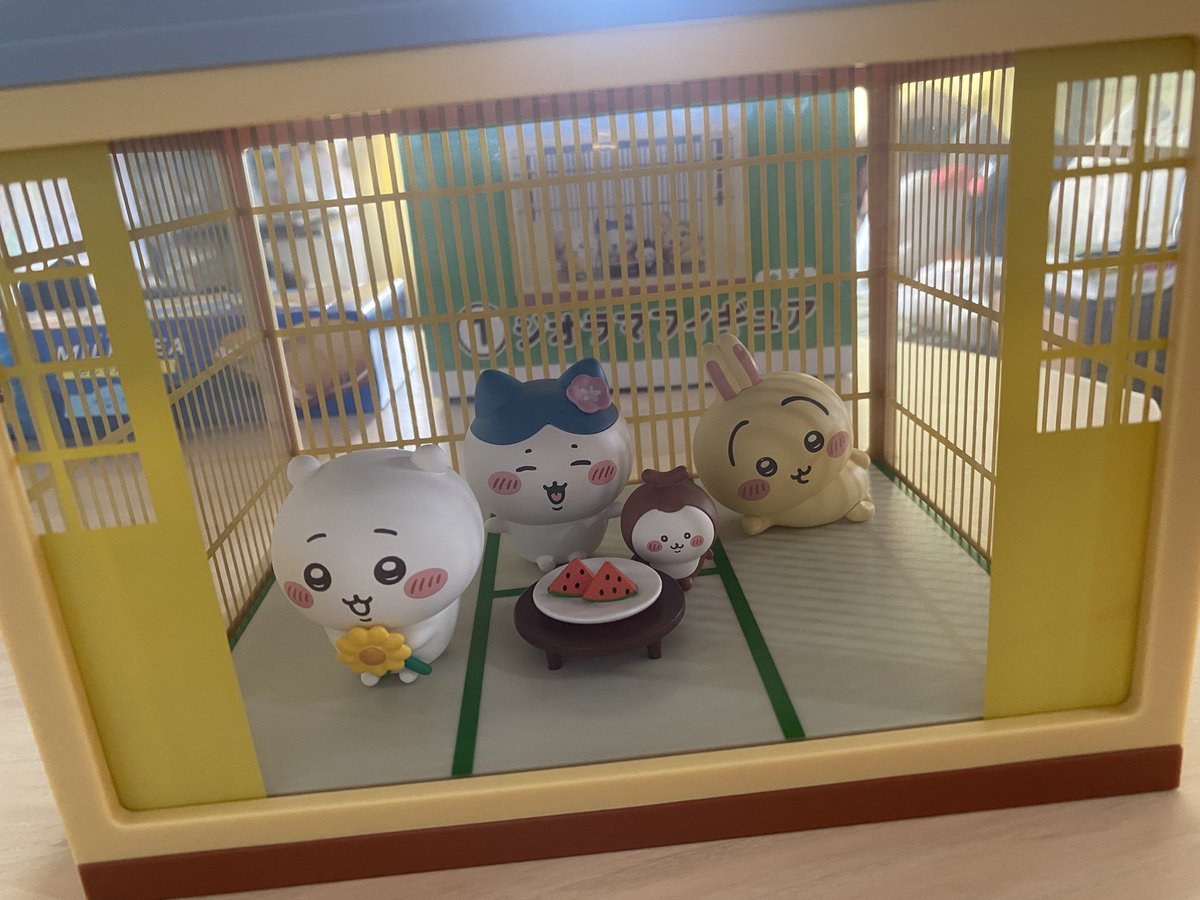 sleepy_drowsy's tweet photo. 映画観た勢いで並んだエニマイくじ

夫にはスイカポーチを託したつもりがジオラマフィギュア当ててた(๑°ㅁ°๑) 
ちいかわと古本屋のぬいぐるみも

私は豆皿とプラカップw https://t.co/pch26MN7ku