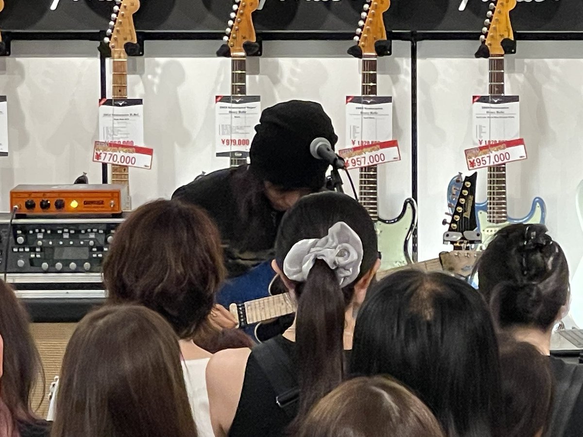 GClub_Umeda's tweet photo. 【現在ミニステージイベント中】

15時からトーク&amp;演奏ステージを開催しておりますが、たくさんのお客様がご来店下さっております!

まだ30〜60分程は続く予定ですので、お気になる方は是非お越しください!

イベント後はまた店頭接客対応をyouさんにご対応頂きます!

是非お楽しみに!! https://t.co/szAfHyMXxl