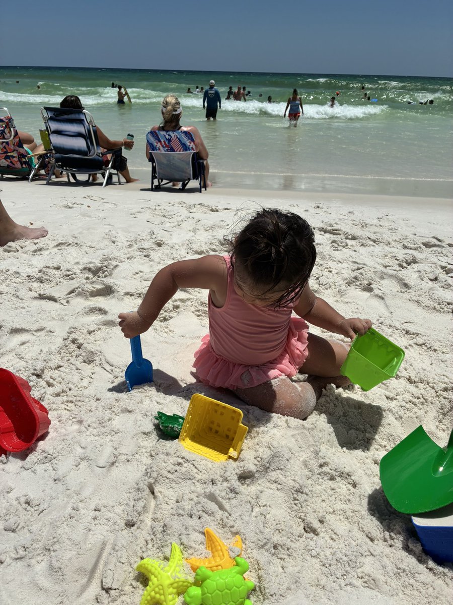 214Diamond's tweet photo. Living life at the beach 💛🌸✨🧿 https://t.co/dIZUZsYB8t