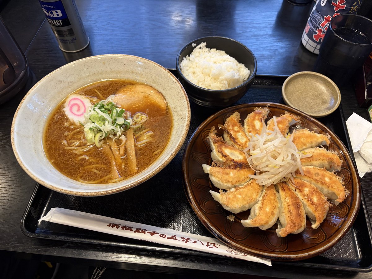 ryou812's tweet photo. 今日は静岡県磐田市でお仕事！
お昼に終わり、さわやかさんへ
日曜のお昼なんで1時間待ち💦
諦めて、静岡のファミリー中華レストランの『五味八珍』さんへ
浜松餃子セットと味噌ラーメン
腹パン～ᐠ( ᐢ ᵕ ᐢ )ᐟ
帰りに浜名湖SAでみかんソフトミックスで🍦
でら美味いわ～ദ്ദി ˃ ᵕ ˂ ) https://t.co/VDQPjYKQGn