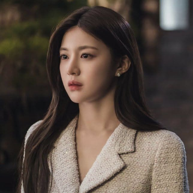 kupdateid's tweet photo. School Uniform                     Business Suit
#GoYounJung '고윤정' https://t.co/RCyKVWS3RC