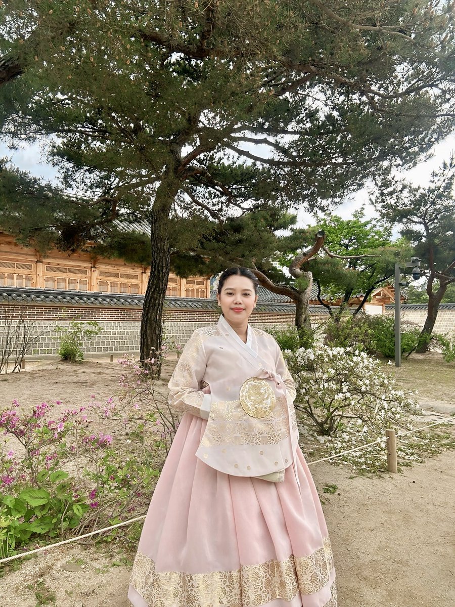 imnotmarjorieee's tweet photo. Felt cute, might rule the dynasty later. 🌸 https://t.co/iGtQTTAzeH