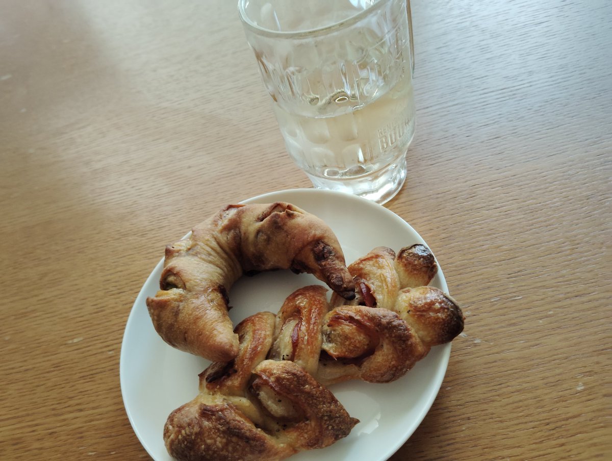 puusan912's tweet photo. ハード系のパン美味しい https://t.co/fdYxQ9ouK3