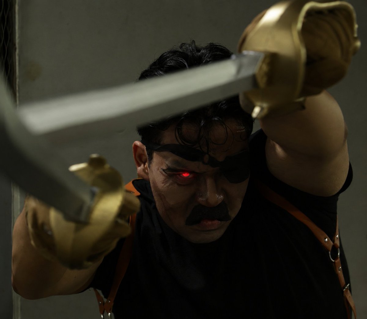 cosgojaseggi1's tweet photo. 𝕶𝖎𝖓𝖌 𝕭𝖗𝖆𝖉𝖑𝖊𝖞

私はね。 君のように『最強の盾』
を持っているわけでもなく、
すべてを貫く『最強の槍』を持っているわけでもない。 

そんな私がどうやって弾丸が飛び交う戦場で生き残り、功績を上げて今の地位に至ったのか··· あなたは知っているのか？ https://t.co/T5AS2hXMY4