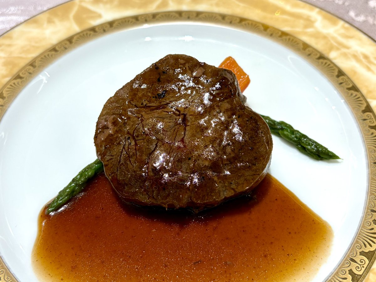 omosirotaro2525's tweet photo. 「海の幸のパイ包み焼き クーリビャック」
「牛フィレ肉のポワレ 芳醇な赤ワインソース」
「特製デザート(マンゴープリン)」 https://t.co/LWNbvNBPLi