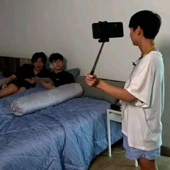 hamburggers's tweet photo. โมเม้น ป้อนภูวิน be like:

((โมเม้นหลังกล้องตลอด อันนี้คือน้องนอนเล่นโทรศัพท์ให้พี่โอบด้วยซ้าม ยุไม่ไหวๆๆ))

#PeachAndMeSeriesEP3 https://t.co/Ftb7TZcEfh