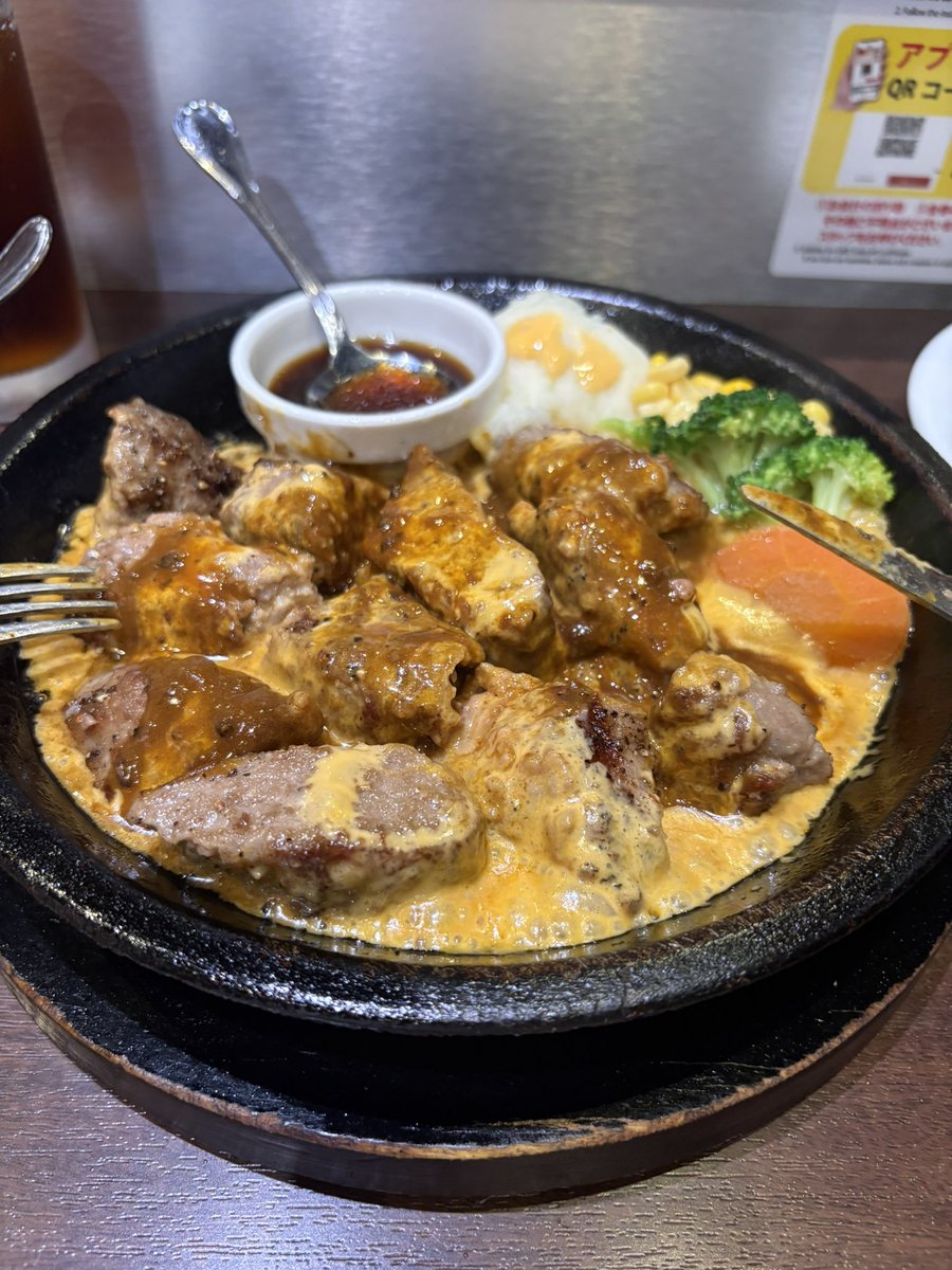 HaDeS_KnG's tweet photo. 美味しいカレーが食べたかったのでステーキ屋さん来たよ〜( ´ ▽ ` )ﾉ

ワイルドハンバーグに

カレーとチーズかけちゃう（＾ω＾）

#いきなりステーキ https://t.co/TBvx9e6pZ8