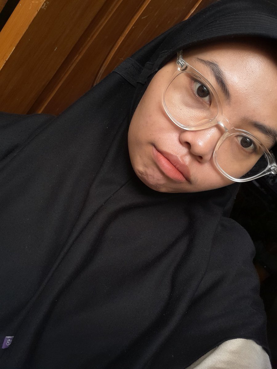 idubilupepo's tweet photo. romand blur fudge tint shade radwood buaguss poll ga bikin bibir kering, ni aslinya merahh tp pas di apply jadinya ga semerah itu. tadinya mau beli glasting tp ga dulu deh berat banget di bibir🫠
ini aku ombre base nya pake lipmatte wardah 27 beehave https://t.co/NMprLi94lf
