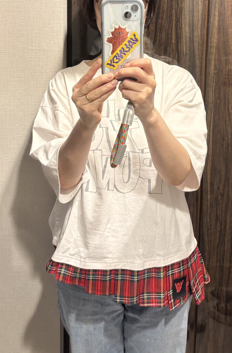 82_hype's tweet photo. 気に入ってたlittle punk の重ね着風Tシャツ。
オーガンジー部分を扉の取っ手に引っ掛けてビリビリに😭
仕方なくオーガンジーのタンクトップ部分を外したよ。
案外このままも可愛いから着る❣️ https://t.co/mSV3z4zSHi