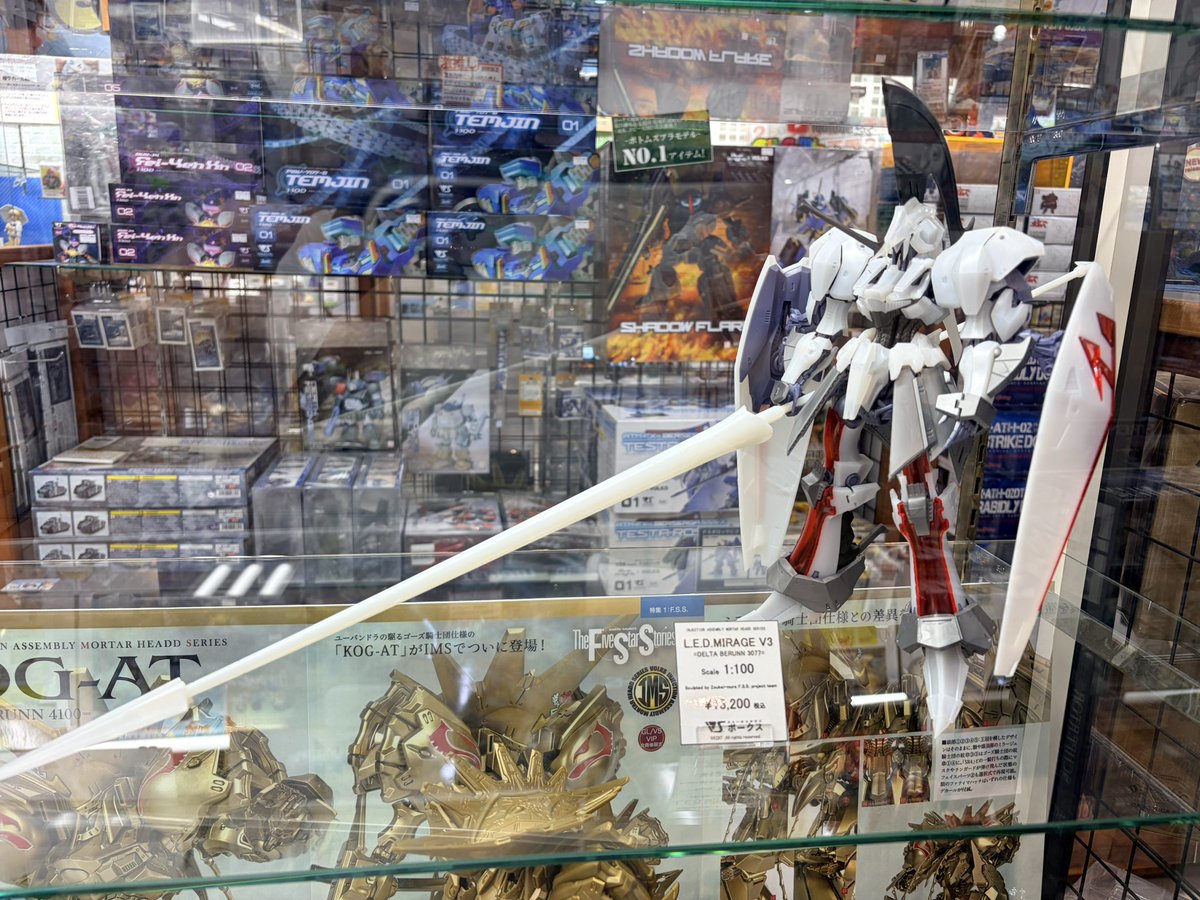 hal3046's tweet photo. 素組だけどレッドミラージュを見る。予想より少しデカい。でもいつか作りたいと思いつつクバルカン・ザ・バンクを購入。 https://t.co/BrpQ9Nph6n