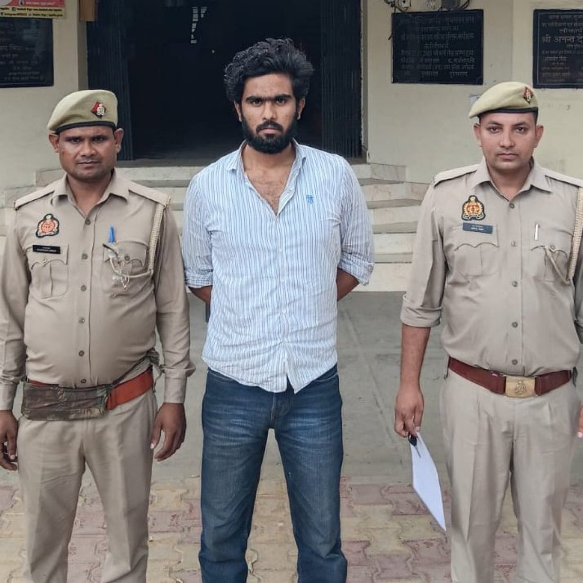 zoo_bear's tweet photo. Police arrested youth district president of Hindu Raksha Dal for demanding extortion of Rs 50 lakh from a scrap dealer in Muzaffarnagar. Later, after bargaining, the vehicle was released after taking Rs 9 lakh. The main accused is still at large. https://t.co/y490ISUBmX