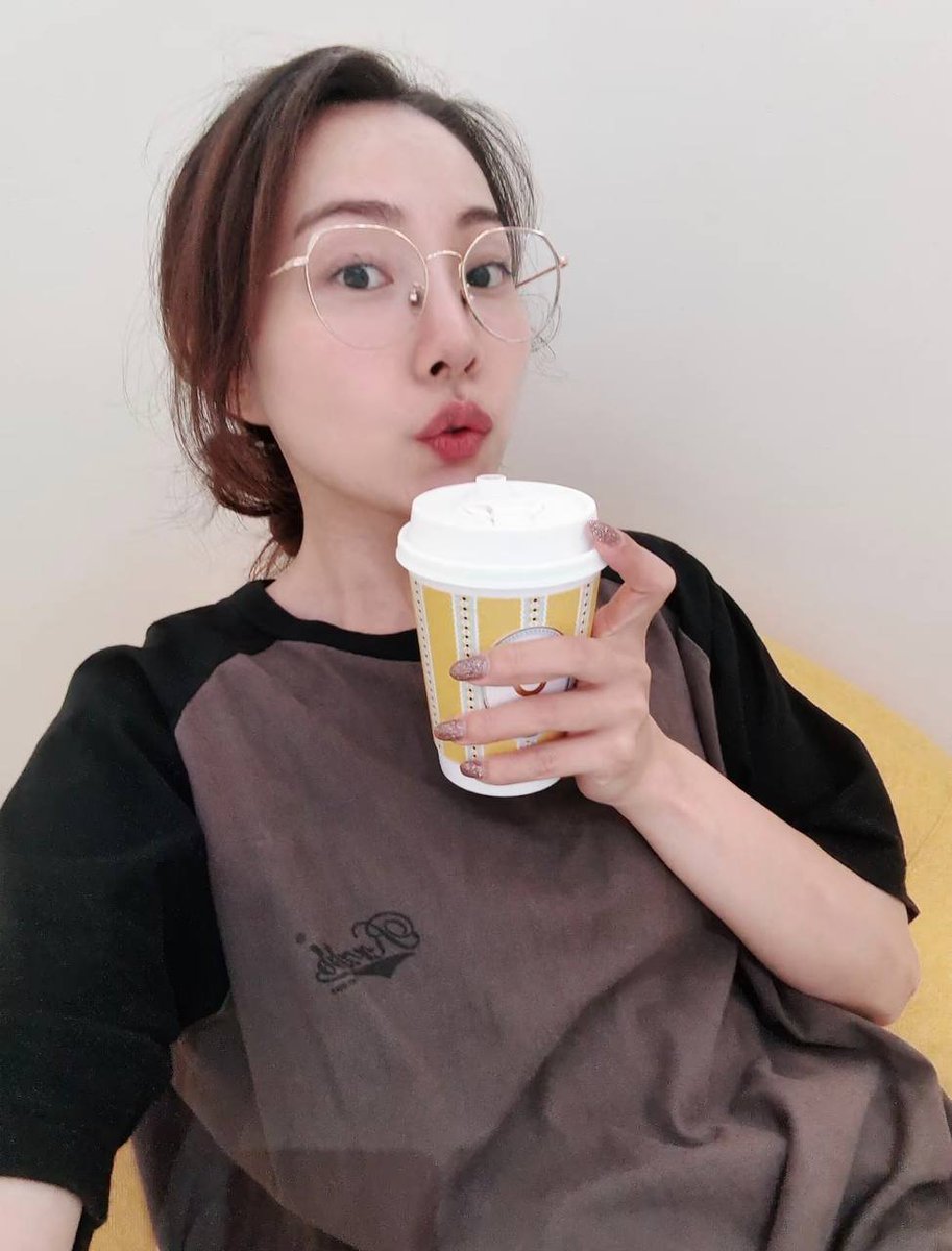 CzekoladowaN's tweet photo. 小学老师第一次在 X 分享正面自拍，由衷希望能得到大家的喜欢与认可 https://t.co/H1azxjX9as