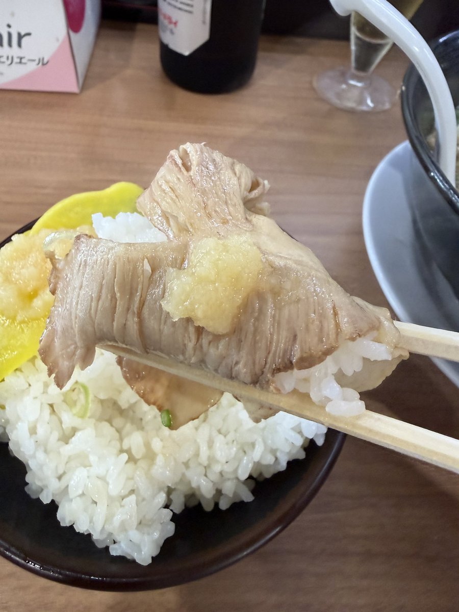 prowrestler_d's tweet photo. ニンニクの使い方
第一旭桂店
ラーメンの食べ方より
ライスの食べ方
チャーシューを楽しむ時に
ニンニクをOnして巻くか
Inして巻くか
一撃目にニンニクの
Live感を感じたいので
基本はOn
ただし違いを知る必要はある
なんでもやってみなはれ https://t.co/h2KxUOPxZX