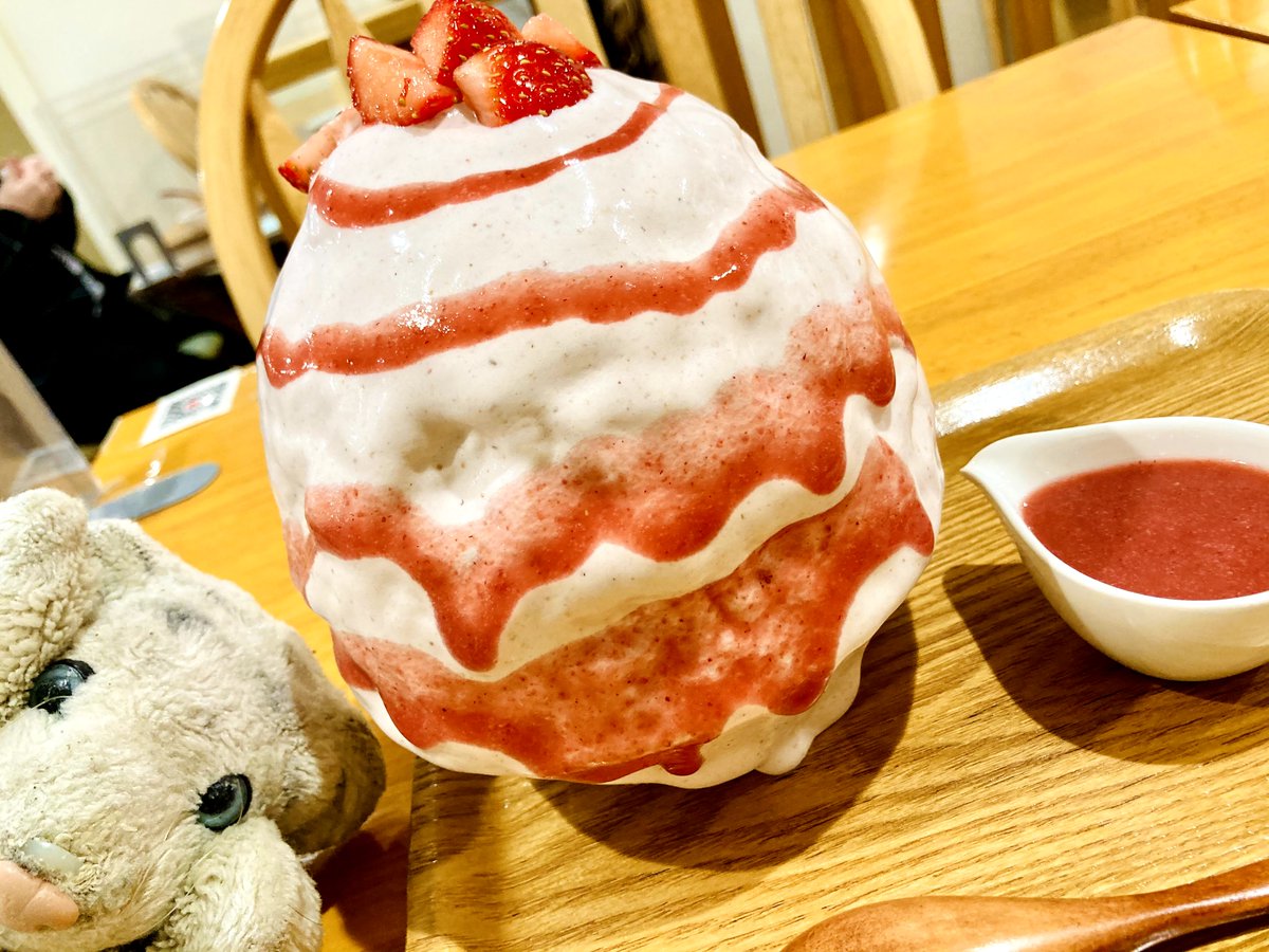 sekaizoup's tweet photo. 1日遅れましたが7月25日は、かき氷の日！
ということで、今まで食べて美味しかったお店、都内編！
① 雪華（巣鴨）
② 氷屋ぴぃす（吉祥寺）
③ 目白志むら（目白）
④ 雪うさぎ（桜新町）
他にも日暮里のひみつ堂、三軒茶屋の和kitchenかんなも有名ですね。
#かき氷の日 https://t.co/8LrMQMAj0U