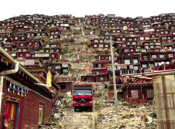 quansiwu's tweet photo. Preserving places like Larung Gar helps safeguard centuries of Buddhist wisdom, cultural identity, and spiritual traditions for future generations. #SaveLarungGar #LarungGar #ChinaDemolitionDrive https://t.co/BA1l9qz5JQ