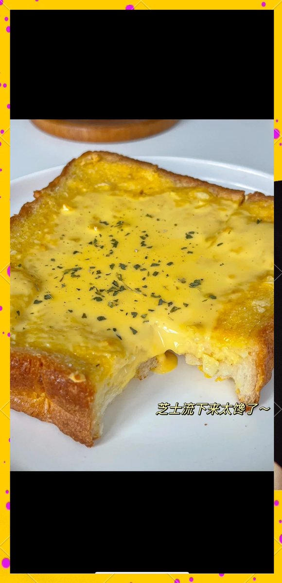 yujihye87386190's tweet photo. Just pulled the cheesy, herb-crusted homemade flatbread out of the oven—still steaming and perfect for dipping in garlic sauce , https://t.co/HurJUIKPzE