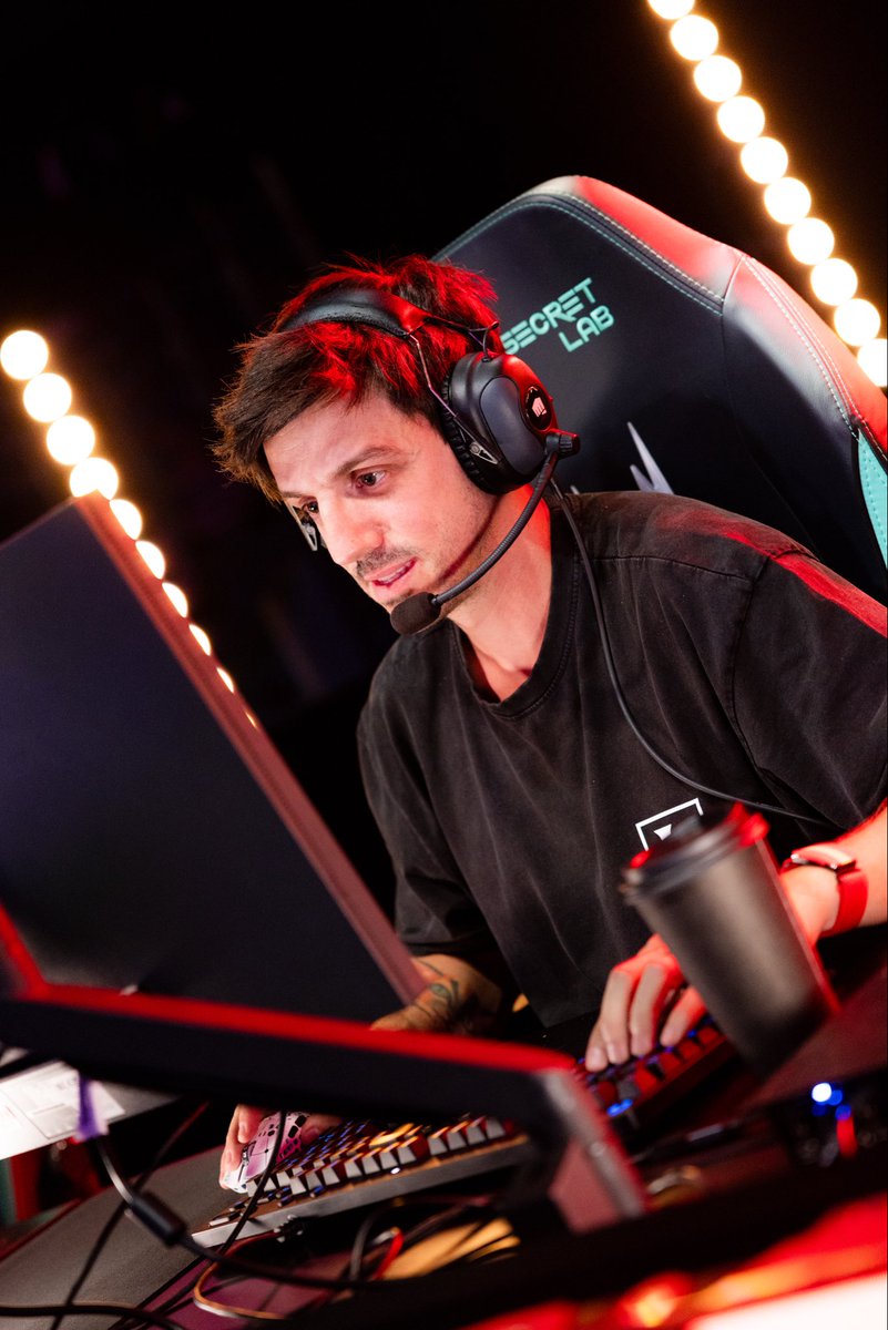 AraneaeLoL's tweet photo. Que bonito ha sido esta experiencia en Paris. Haber podido subirme a un escenario 12 años despues y haber podido jugar con tantos amigos y antiguos rivales de la grieta, ha sido una experiencia inolvidable. https://t.co/PU5Mqyzl2R