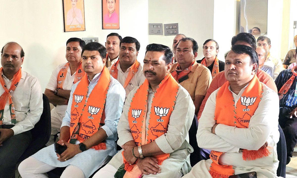 ajaeybjp's tweet photo. आज जयपुर में सांगानेर विधानसभा के मानसरोवर मण्डल के बूथ संख्या 125 पर आदरणीय प्रधानमंत्री श्री Narendra Modi जी के लोकप्रिय #मन_की_बात कार्यक्रम को स्थानीय जनों के साथ सुना।

कार्यक्रम के उपरांत बूथ के कार्यकर्ताओं के साथ संवाद किया।

@BJP4Rajasthan #MannKiBaat https://t.co/SJe9bRDqTu