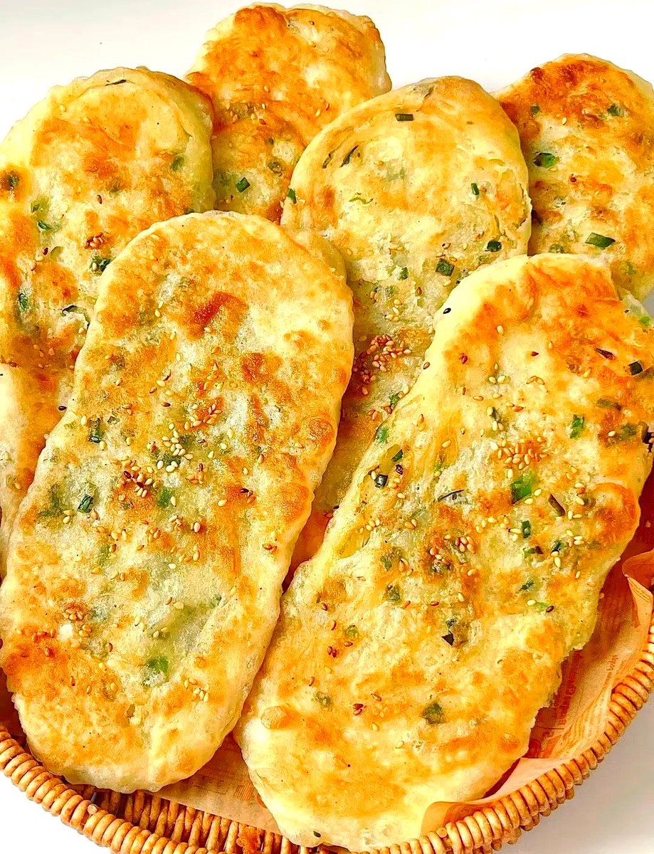 diebastard3's tweet photo. Craving late-night yum Hand-pulled scallion pancake fresh off the street griddle, crispy edges, soft inside. Perfect street-side comfort!， https://t.co/MoUioZ2l4h