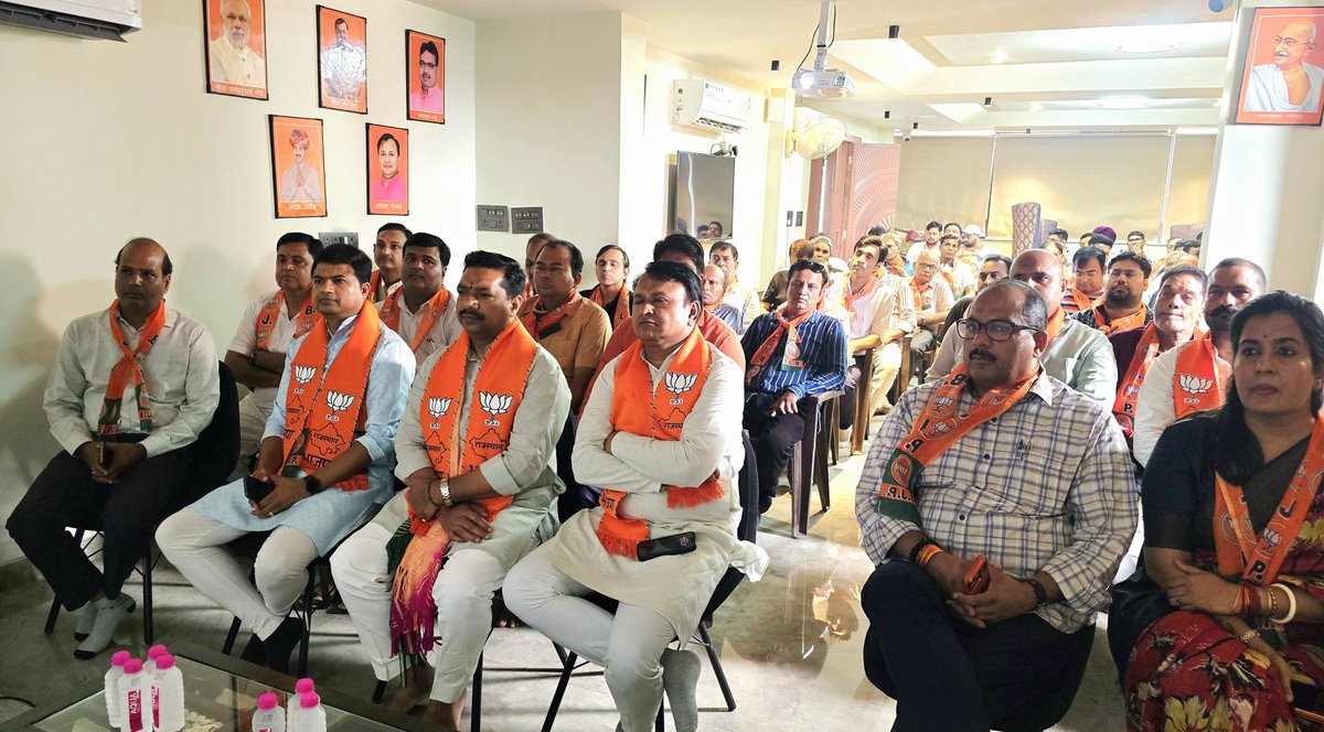 ajaeybjp's tweet photo. आज जयपुर में सांगानेर विधानसभा के मानसरोवर मण्डल के बूथ संख्या 125 पर आदरणीय प्रधानमंत्री श्री Narendra Modi जी के लोकप्रिय #मन_की_बात कार्यक्रम को स्थानीय जनों के साथ सुना।

कार्यक्रम के उपरांत बूथ के कार्यकर्ताओं के साथ संवाद किया।

@BJP4Rajasthan #MannKiBaat https://t.co/SJe9bRDqTu