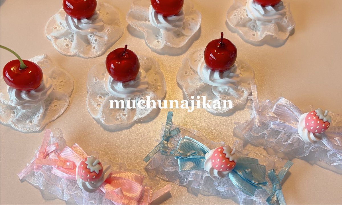 muchunajikan's tweet photo. さくらんぼ、りんご、いちご🍒🍎🍓
久しぶりにホイップ絞りました🧁
乾かしTime☁️𓍼
.
 #ヘッドドレス  #ぬい活  #ぬいぐるみヘッドドレス  #ハンドメイド好きな方と繋がりたい  #ハンドメイドが好きな人と繋がりたい  #ハンドメイド  #handmade https://t.co/WnOkZS8dtC