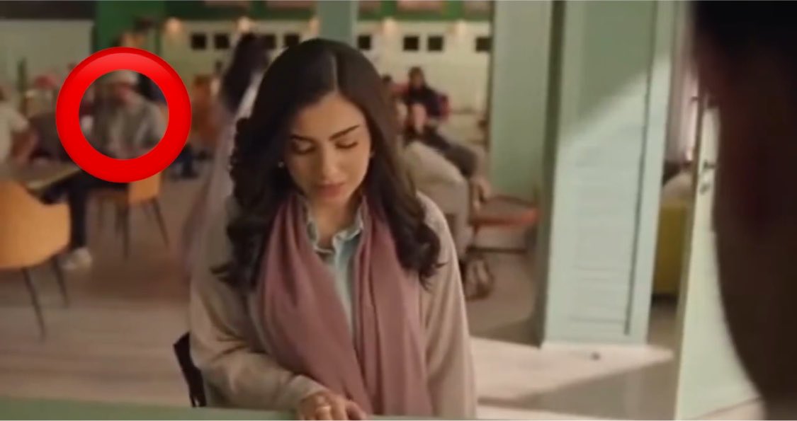 O_Alsh5's tweet photo. كنا نطقطق على الدراما الكويتية وجسوم باق بالشركه والحين ابتلينا بسيناريوهات أقرب للدراما الهندية ويبقى السؤال كيف سمع صوت رفض البطاقة وهو بعيد عن الباريستا والمكان كله زحام وضجيج 😂⁉️
المسلسلات السعودية صارت تقدّم الرجل السعودي بصورة نمطية وسلبية 
#بنات_عمير
#الوسط_الفني_السعودي https://t.co/Q7xU9ylIyo