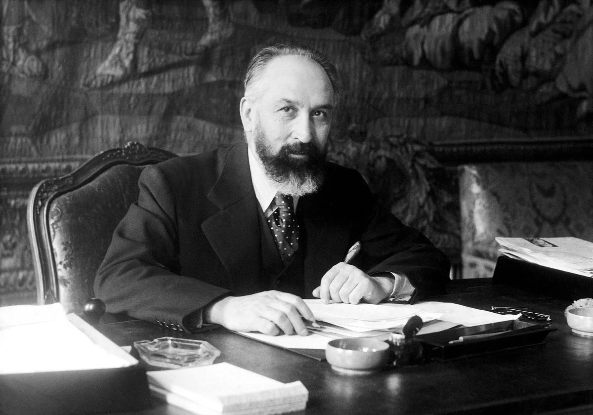 CavelierAntonin's tweet photo. Pensée pour Marx Dormoy, assassiné ce jour en 1941 par d’ex-cagoulards qui ne seront jamais inquiétés. Ancien maire de Montluçon, il avait été suspendu de ses fonctions en septembre 1940. Par deux fois ministre de l’Intérieur, député de l’Allier, il était, au moment de sa mort, sénateur du même département. Il refusa de voter les pleins pouvoirs à Pétain en juillet 1940