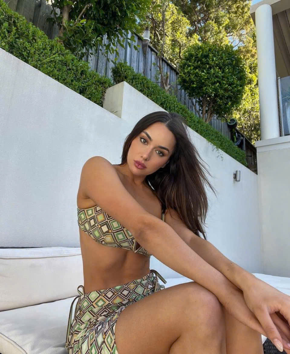 ummie_654's tweet photo. Sun-kissed and poolside-ready in a geometric bikini
Yau https://t.co/yJZckNSECZ
