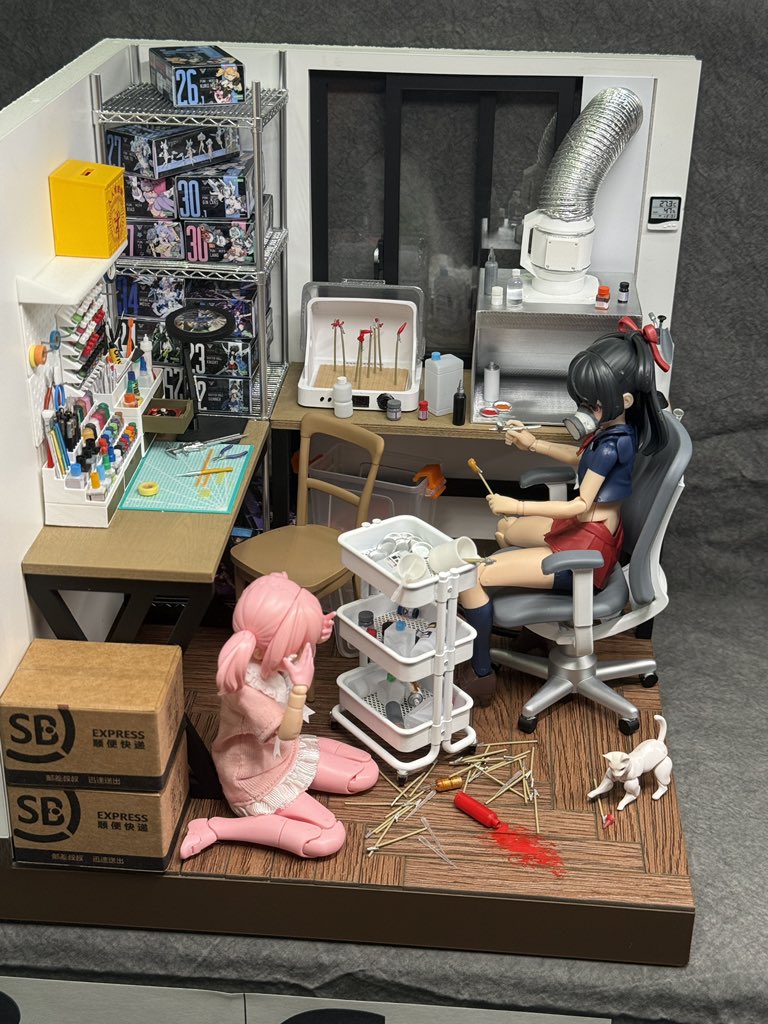 sb_antimon's tweet photo. 1/12 シンナーボトルとか接着剤とか塗装ブースとか売ってて熱い https://t.co/r9e3mrMKoW