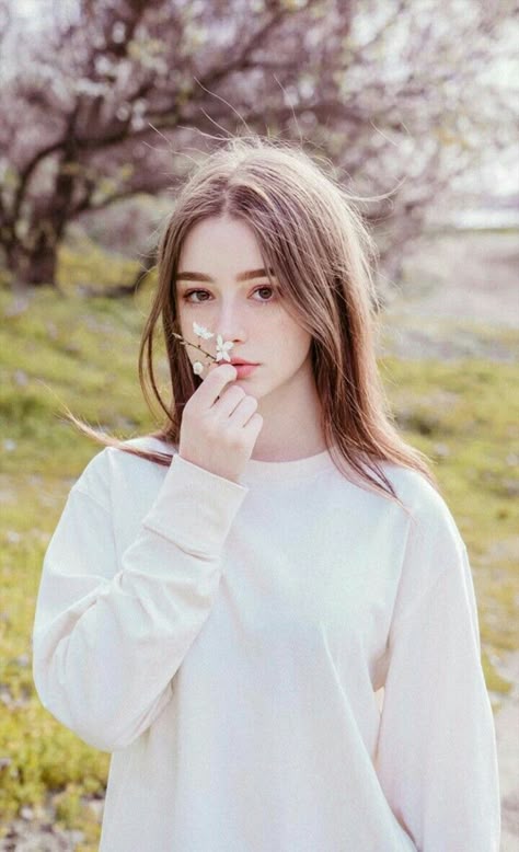 Yuvy1402's tweet photo. Soft spring vibes a quiet moment with a delicate bloom and a sunlit portrait in a blossom-filled scene
hcqm https://t.co/iTVGNfA81c