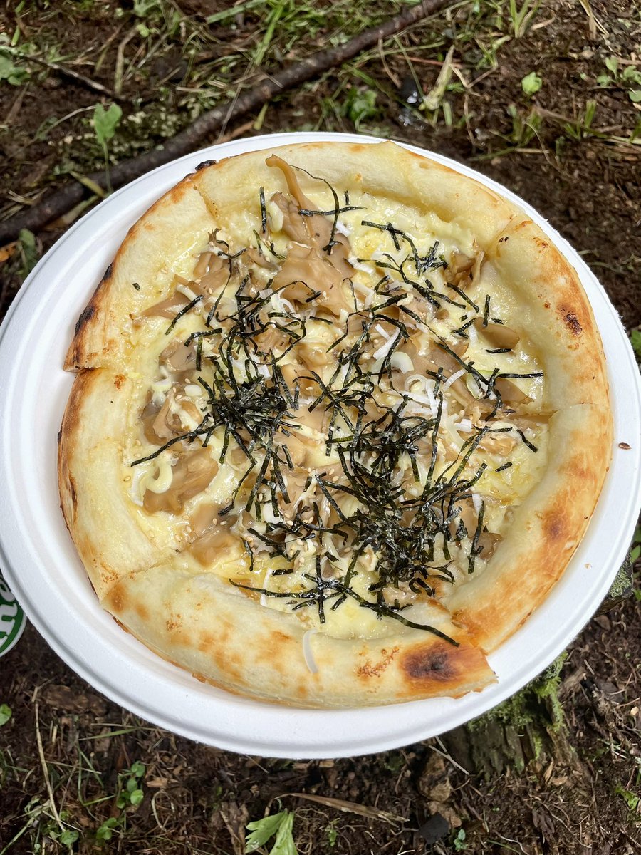 s_1nom's tweet photo. タナカクマキチさんの
絶品ピザを食べないと帰れない
しかも全然並んでないの🫢

#フジロック https://t.co/pbFhnDsVNw