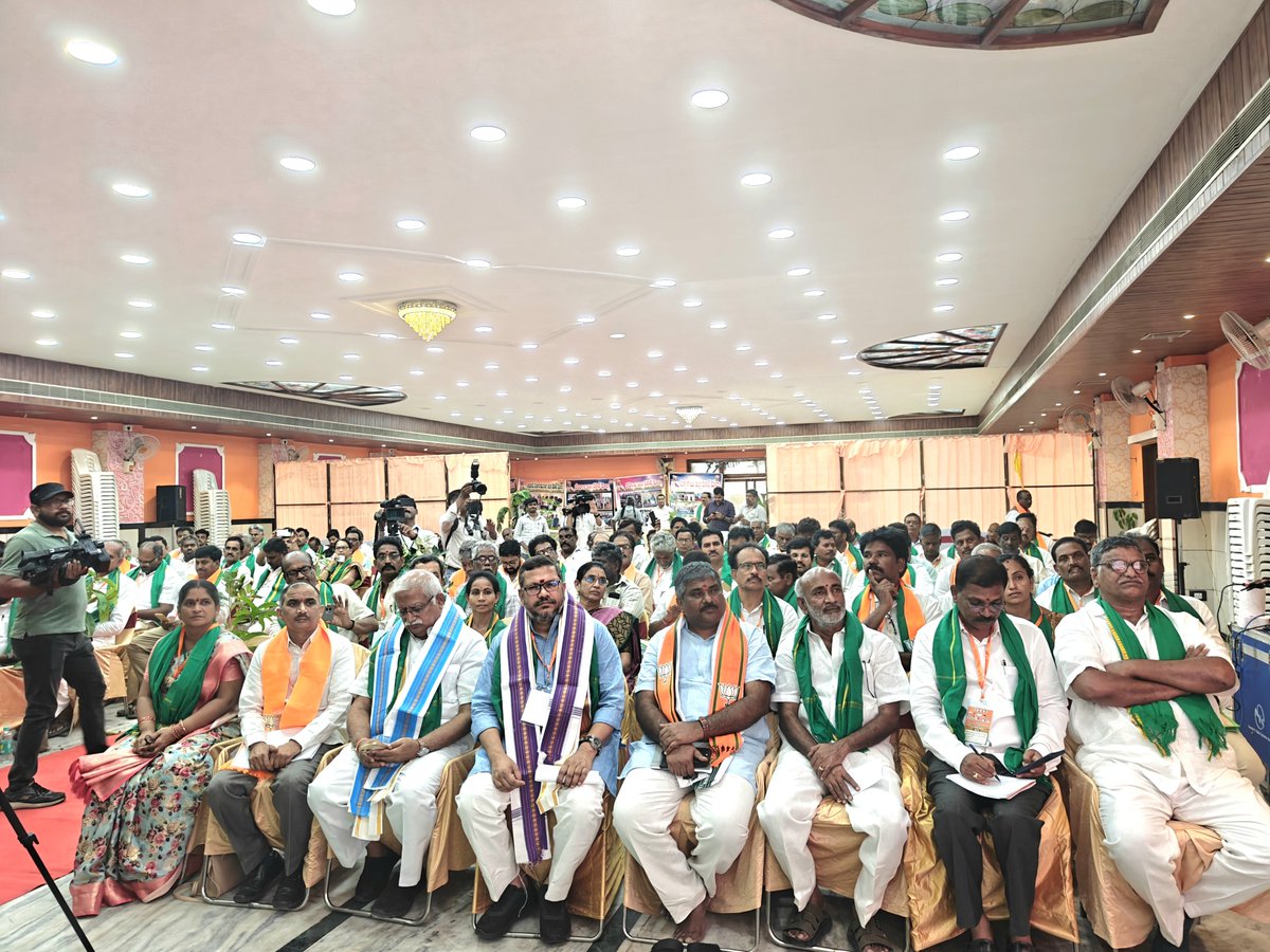 BJPMadhukarAP's tweet photo. నేడు విజయవాడలో కిసాన్ మోర్చా కార్యకర్తలతో కలిసి #MaankeBaat వినడం జరిగింది. https://t.co/09FMcjpj1i