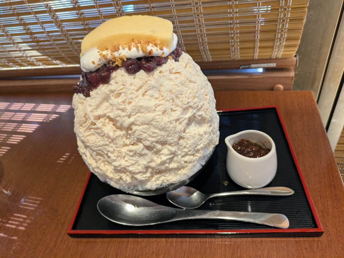 sekaizoup's tweet photo. 1日遅れましたが7月25日は、かき氷の日！
ということで、今まで食べて美味しかったお店、都内編！
① 雪華（巣鴨）
② 氷屋ぴぃす（吉祥寺）
③ 目白志むら（目白）
④ 雪うさぎ（桜新町）
他にも日暮里のひみつ堂、三軒茶屋の和kitchenかんなも有名ですね。
#かき氷の日 https://t.co/8LrMQMAj0U