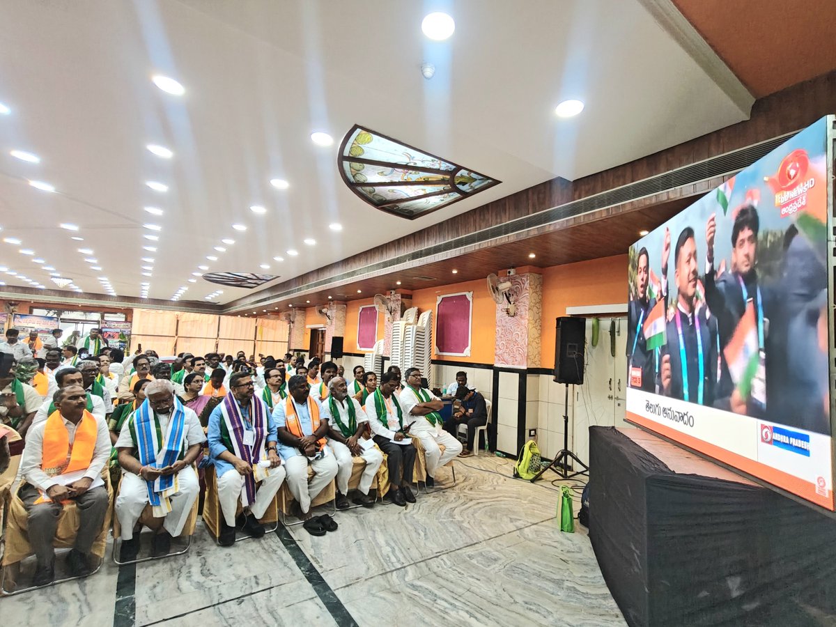 BJPMadhukarAP's tweet photo. నేడు విజయవాడలో కిసాన్ మోర్చా కార్యకర్తలతో కలిసి #MaankeBaat వినడం జరిగింది. https://t.co/09FMcjpj1i