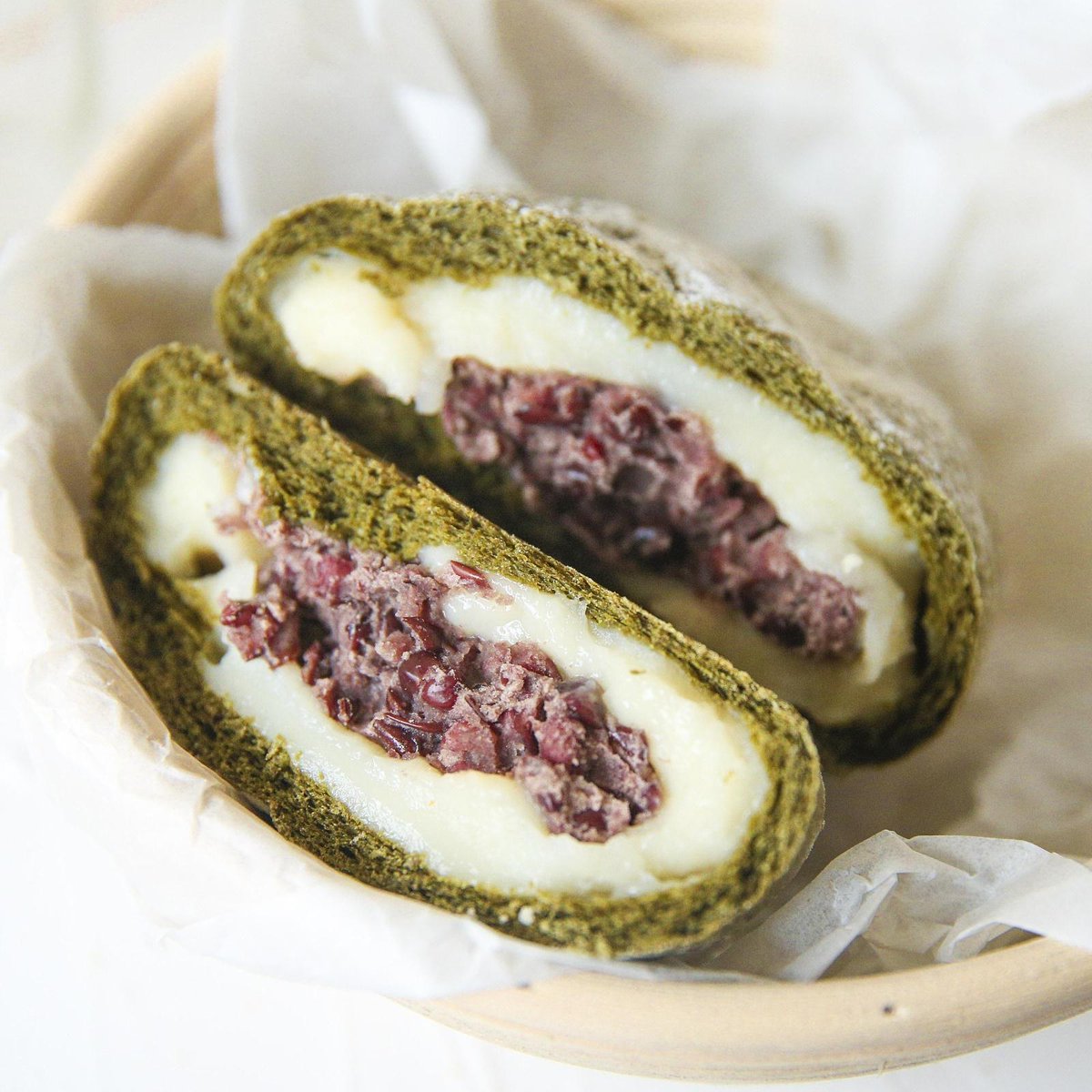 xeduardos's tweet photo. Just had the most perfect late-night snack—creamy matcha latte with a side of warm red bean mochi, the coziest 10 minutes of my day!， https://t.co/OYnzXdREcH