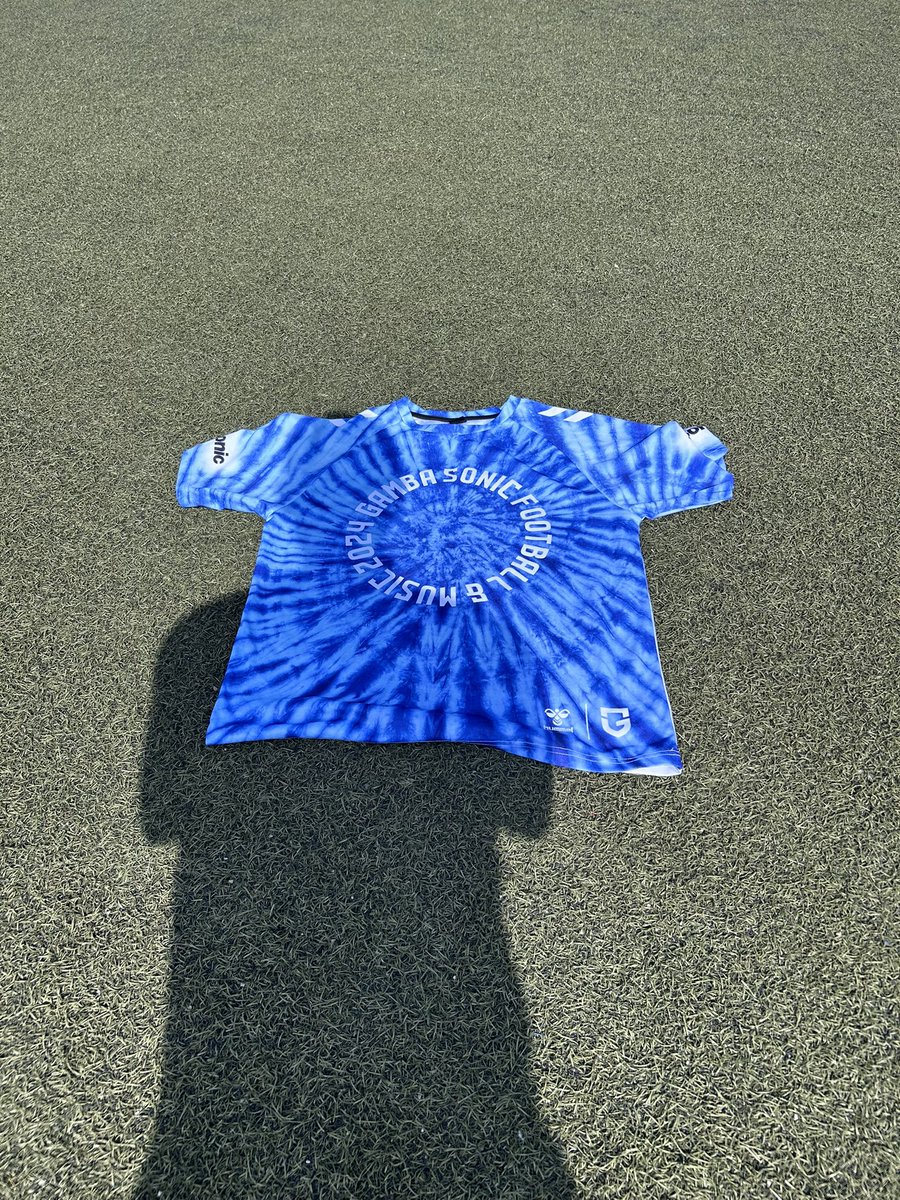 takacmen's tweet photo. お昼の1時〜3時に屋外でサッカーをしてきたぜえ〜、ワイルドだろぉ〜
ホンマに熱中症なるかと思いましたわ🥵
涼しげなシャツ選んでも暑いもんは暑いです🫠 https://t.co/xpnUp8Aanq