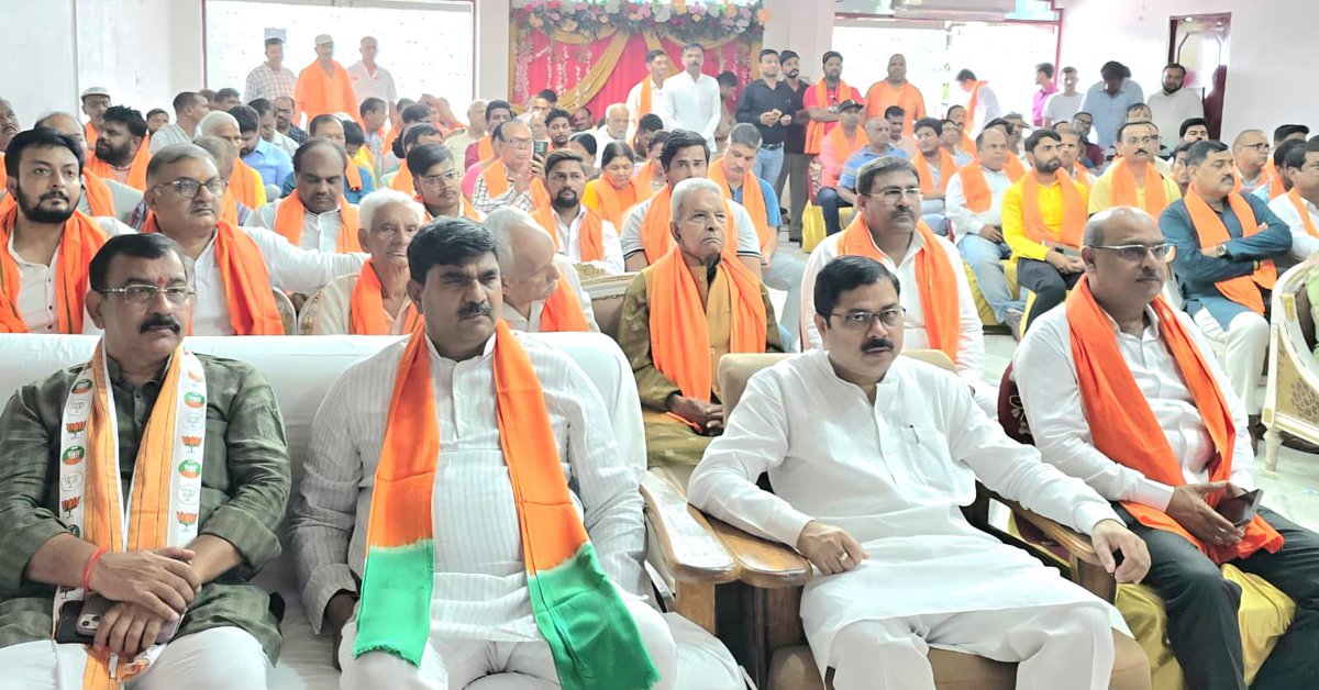 idharampalsingh's tweet photo. आज लखनऊ महानगर की विधानसभा उत्तर में मंडल-3 के बूथ संख्या- 200 पर कार्यकर्ताओं के साथ देश के यशस्वी प्रधानमंत्री करोडों कार्यकताओं के प्रेरणास्रोत माननीय श्री @narendramodi जी के "मन की बात" कार्यक्रम को सुना।

 #MankiBat #NarendraModi #BJPUttarPradesh https://t.co/wybEAUnfwV