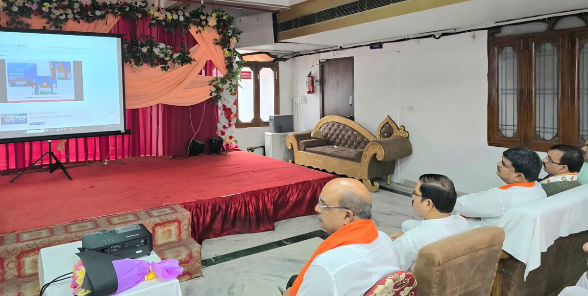 idharampalsingh's tweet photo. आज लखनऊ महानगर की विधानसभा उत्तर में मंडल-3 के बूथ संख्या- 200 पर कार्यकर्ताओं के साथ देश के यशस्वी प्रधानमंत्री करोडों कार्यकताओं के प्रेरणास्रोत माननीय श्री @narendramodi जी के "मन की बात" कार्यक्रम को सुना।

 #MankiBat #NarendraModi #BJPUttarPradesh https://t.co/wybEAUnfwV